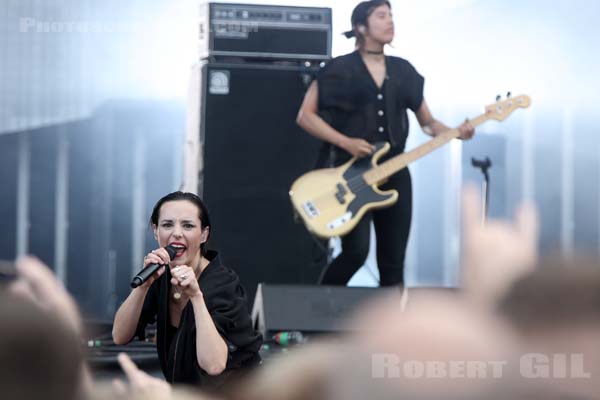 SAVAGES - 2017-07-02 - ARRAS - La Citadelle - Main Stage - Camille Berthomier - Ayse Hassan